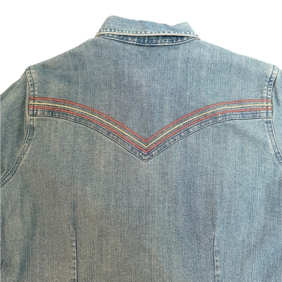 RARE FIND! Vintage Wrangler Button Snap Denim Shirt for Women 
Size Small - Picture 5 of 5